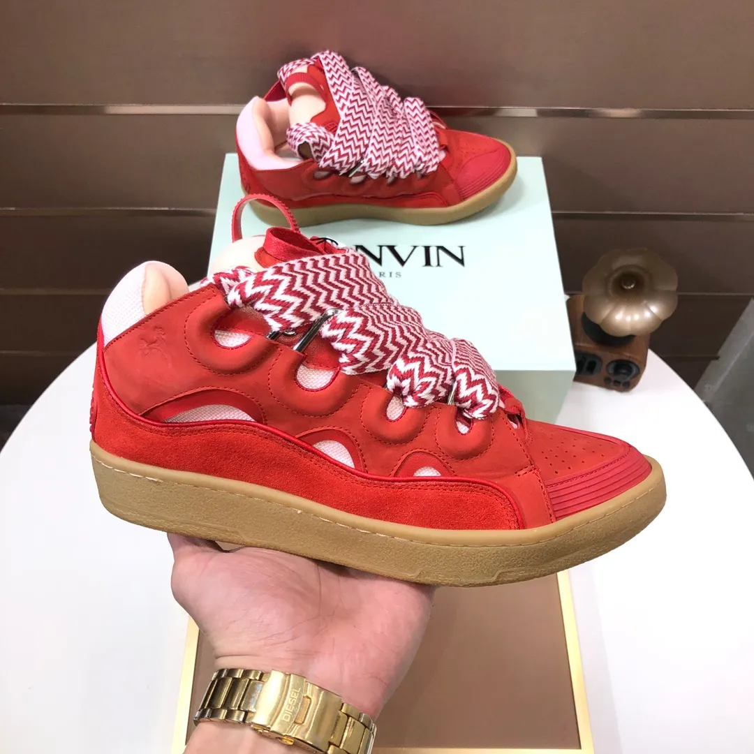 Men's men's shoes💰820💰[LANVIN] The latest lace-up fashionable casual couple sneakers, high-quality CLAY couple series‼ ️ The latest trendy products of the season 🌈Many bloggers have planted grass and purchased the original open-mold customization. The upper and outsole are sewn with mark threads without edge sealing. A variety of material splicing combination design. Very versatile for fashionable and casual wear. Comfortable on the feet. Self-recommended. Upper cowhide + cow suede + breathable mesh lining. Foot-padding cowhide. Exclusive original open-mold clear logo rubber outsole ⚠️Couple standard size 36-40 for women and 38-44 for men.